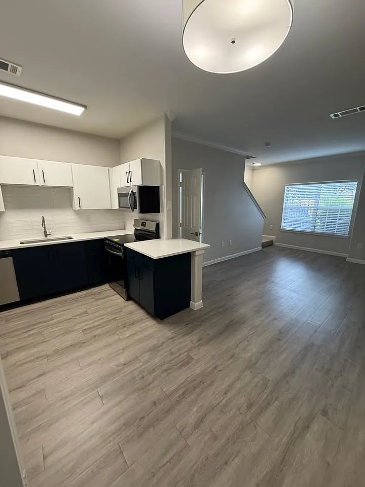 1 bed, 1.5 bath, 810 sqft, $1,299 — Photo 4