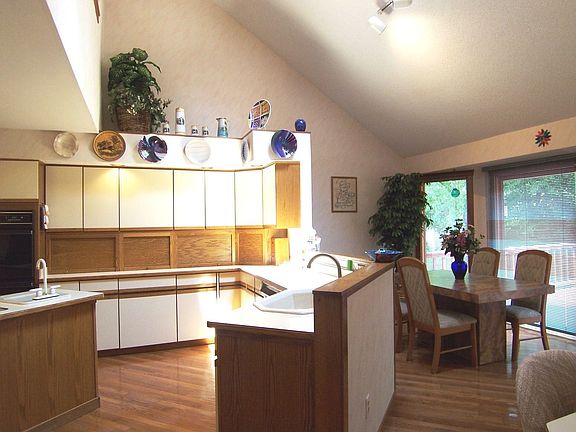 Kitchen w/vaulted ceiling