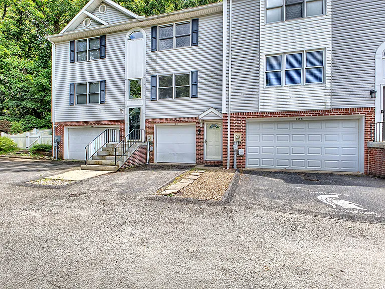 128 Winston Way — Photo 3