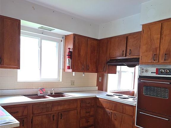 3rd image of 828 Johanna St