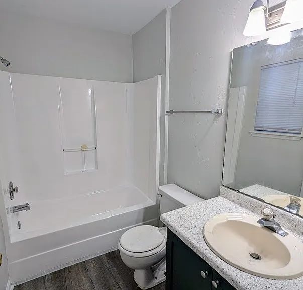 2350 Horne Ave #3 — Photo 2