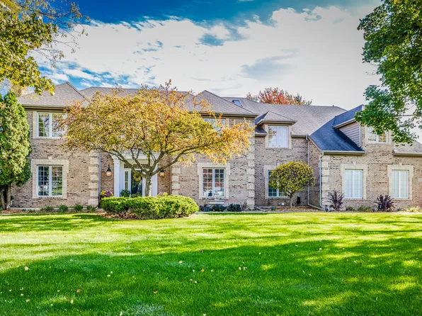 6619 Oakwood Manor Dr, Crystal Lake, IL 60012
