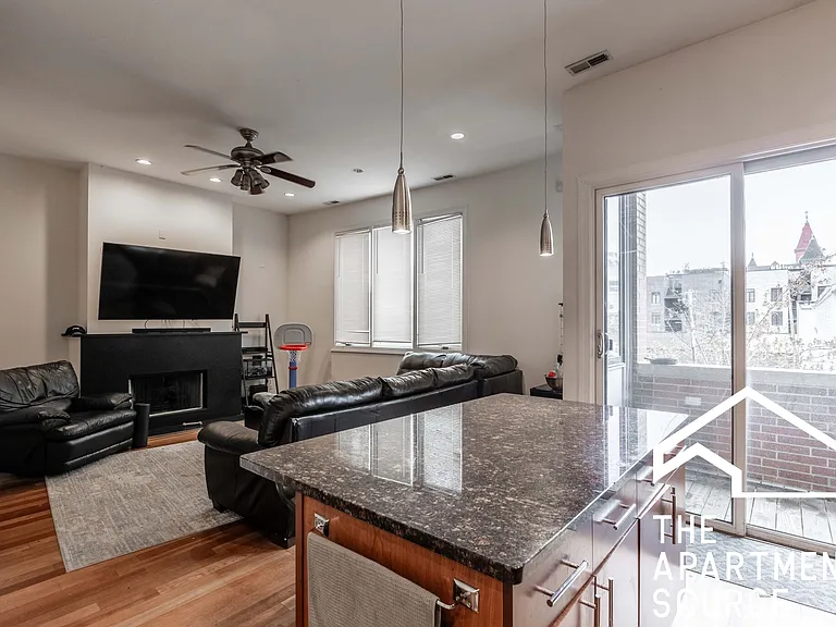 1354 W Augusta Blvd #201 — Photo 4
