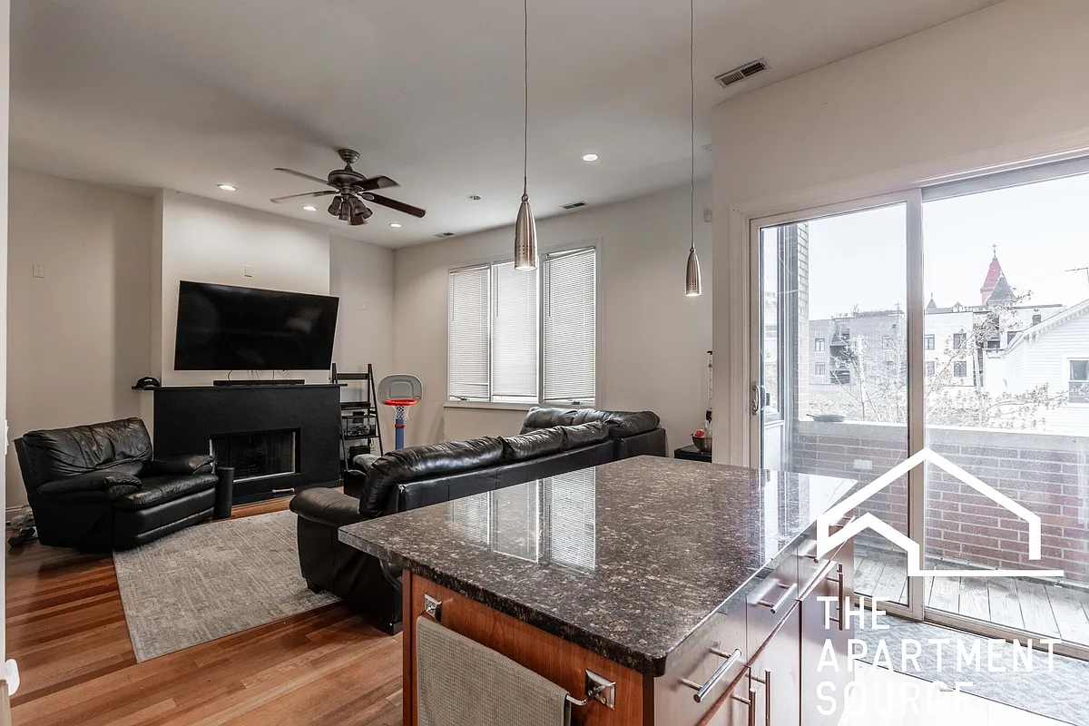 Building Photo - 1356 W Augusta Blvd #201