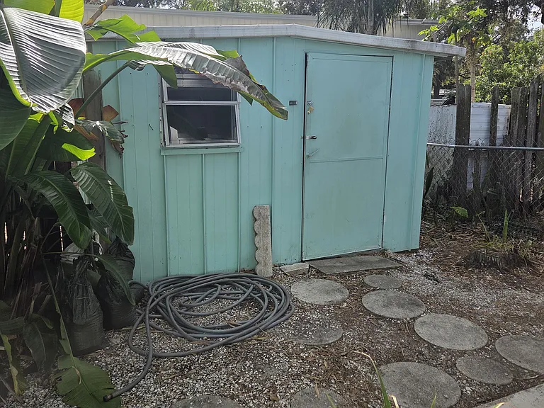 300 Pinewood Ave — Photo 24