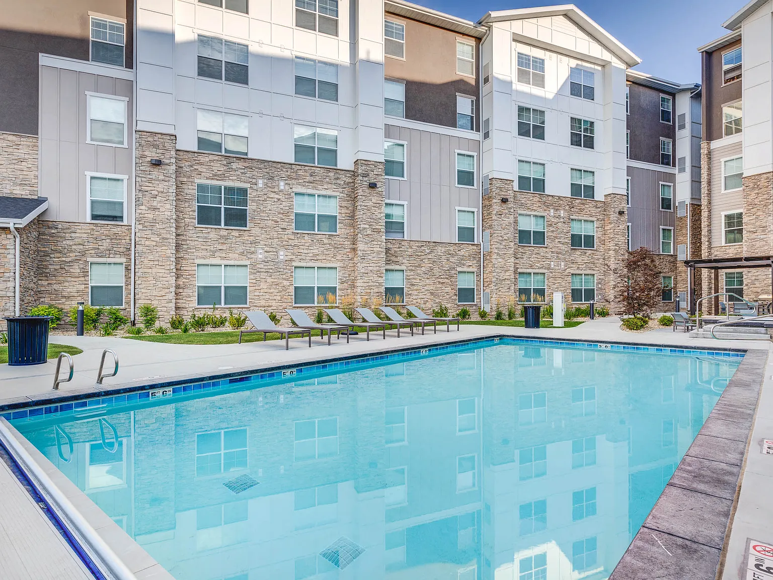 Incline at Anthem - 55+ Active Adult Apartment Homes — Photo 4