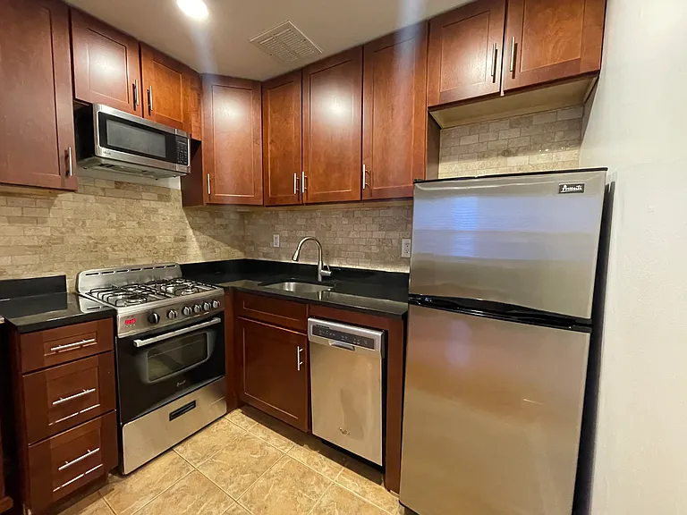 248 W 20th St #B1 — Photo 7