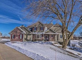 W293N3752 Round Hill Cir, Pewaukee, WI 53072