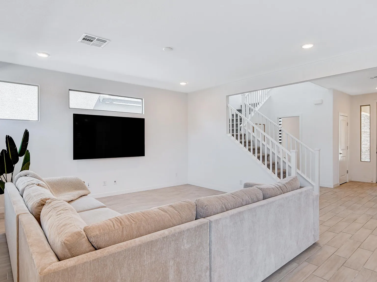 3 bed, 2.5 bath, 2011 sqft, $4,200 — Photo 3