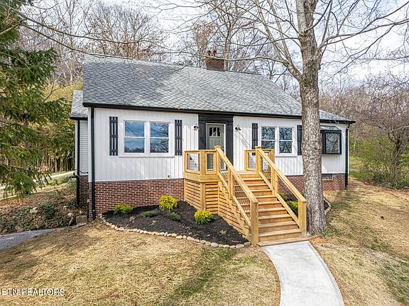 2nd image of 4407 NE Valley View Dr