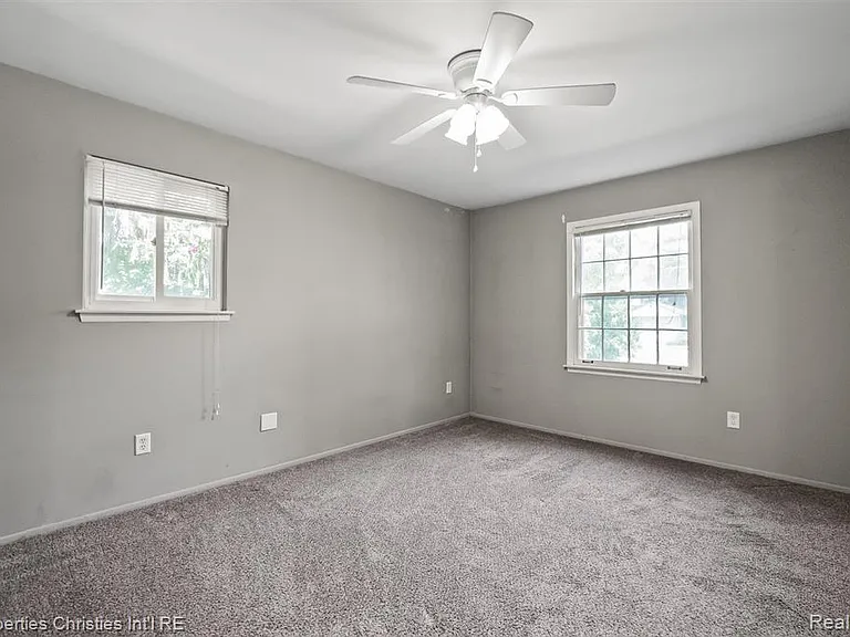 215 Woodsboro Dr — Photo 9