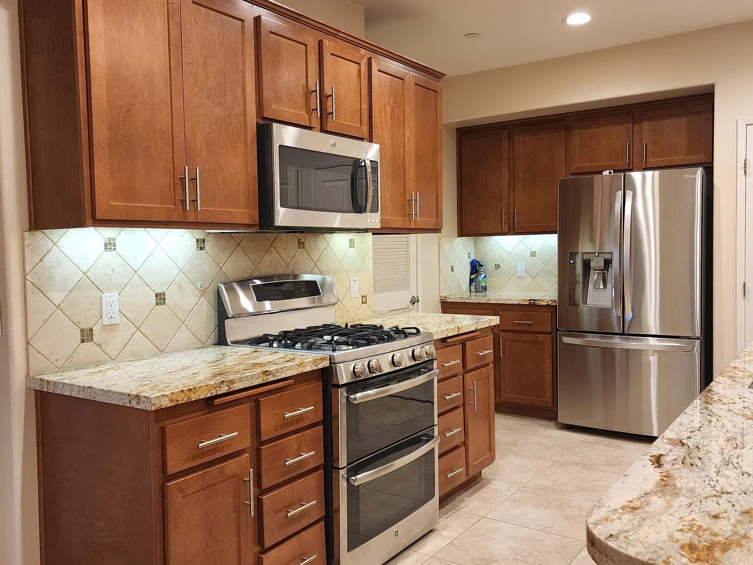 2 bed, 1200 sqft, $3,600 — Photo 2