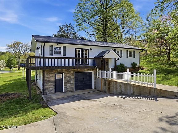 2nd image of 1828 Oak Hills Dr