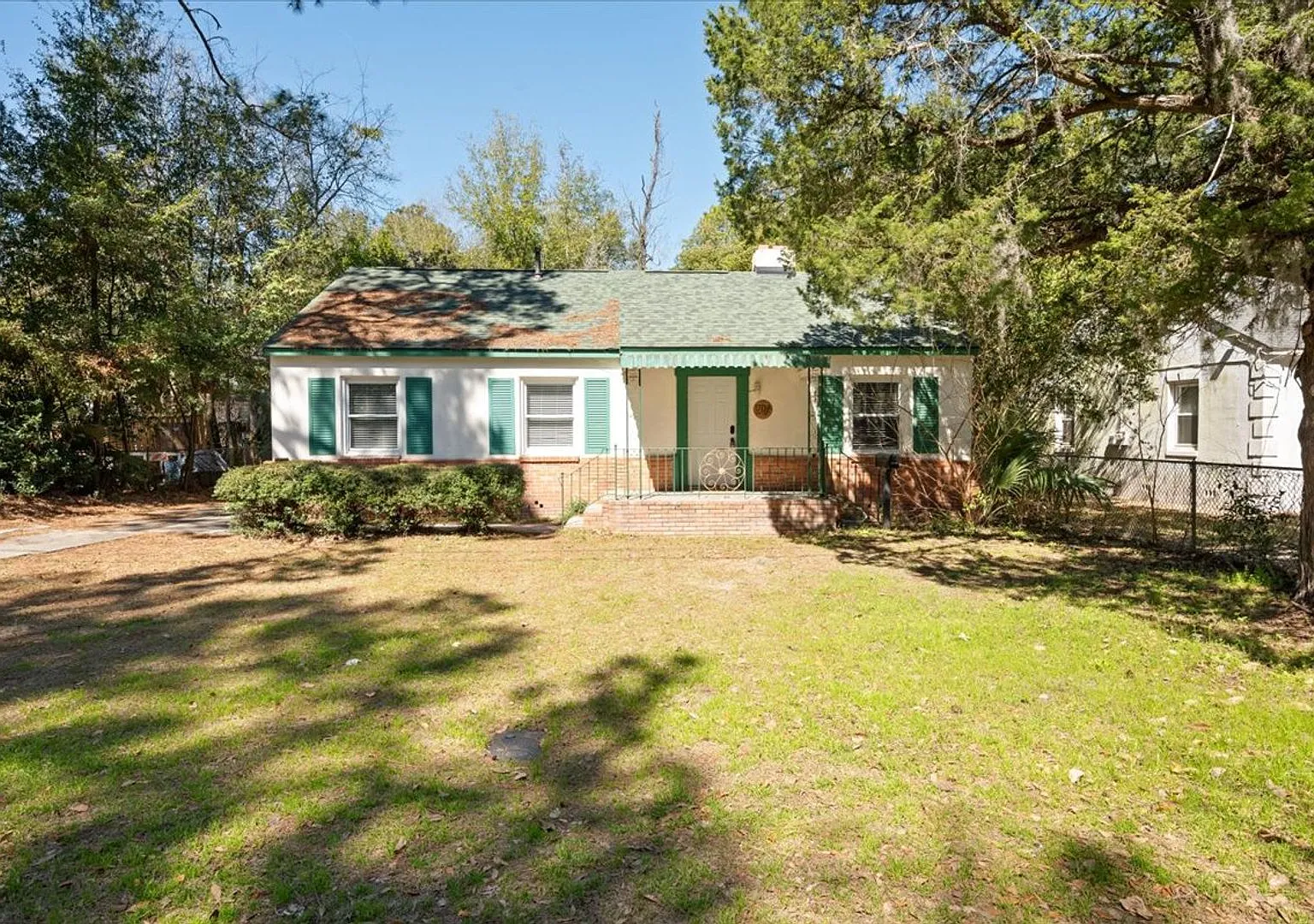 Charming 4-Bedroom Home in Victory Manor Prime Savannah Location! — Photo 1