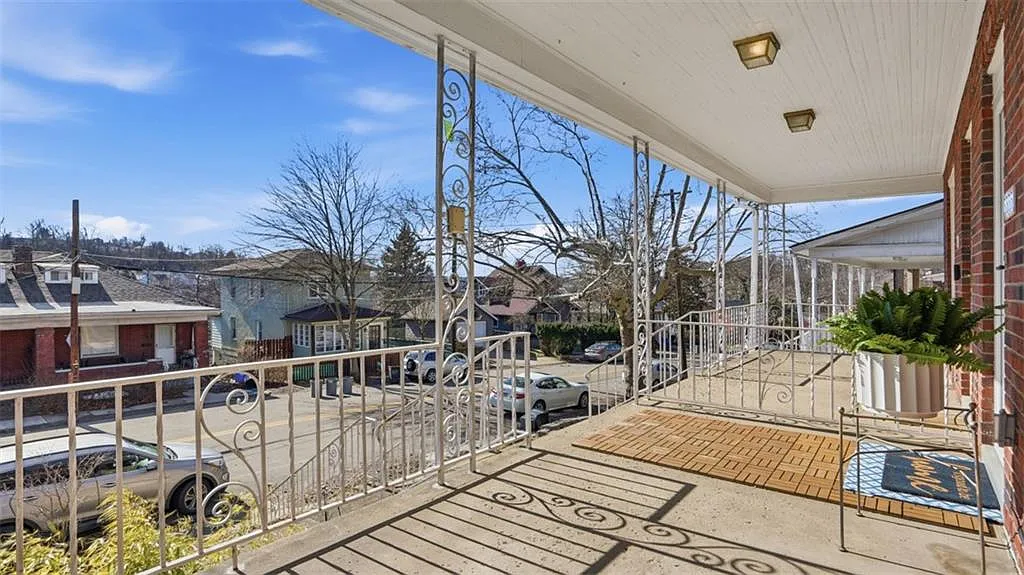 3 bed, 1.5 bath, 1571 sqft, $2,200 — Photo 2