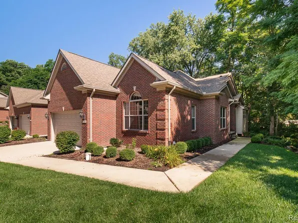 9546 Kingsway Cir, Clarkston, MI 48348