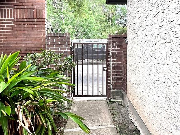 3rd image of 135 E Poinciana Dr