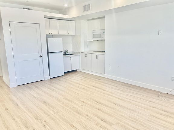 3rd image of 1832 S Barrington Ave #404