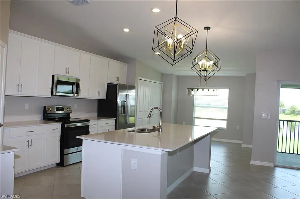 3 bed, 2.0 bath, 1366 sqft, $2,200 — Photo 3
