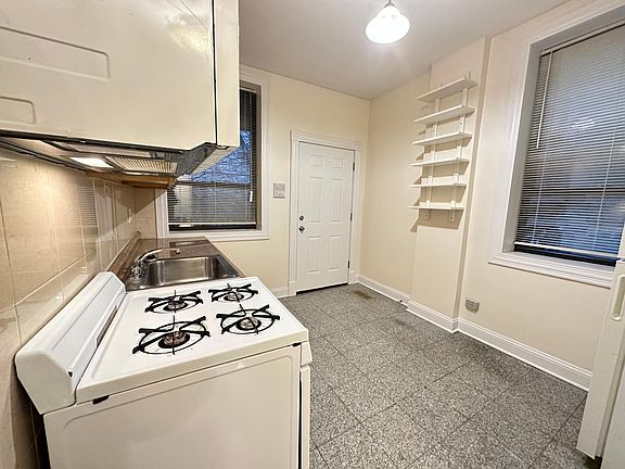 3rd image of 934 W Windsor Ave APT 1R