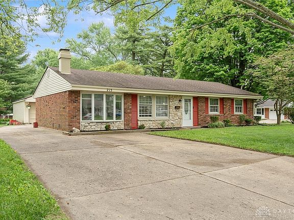 3rd image of 215 Pinegrove Dr