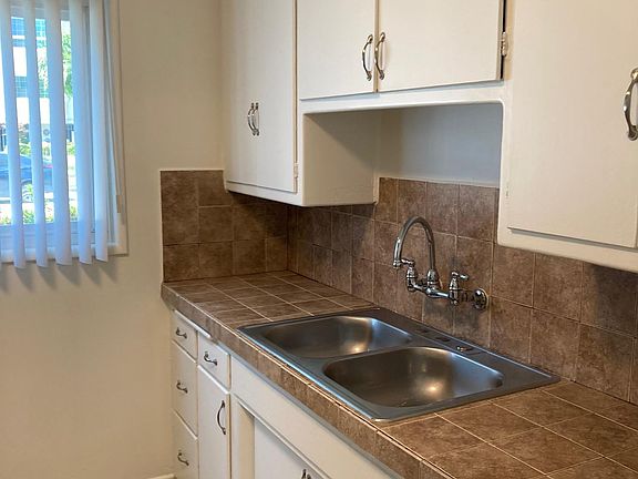 5th image of 11124 Camarillo St #10