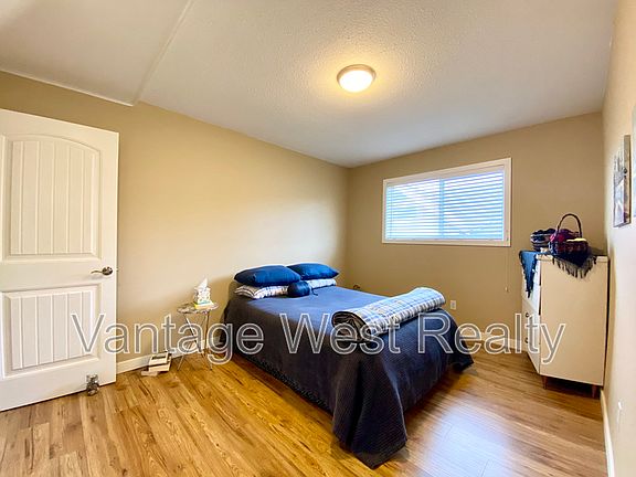 3rd image of 826B Lawson Ave