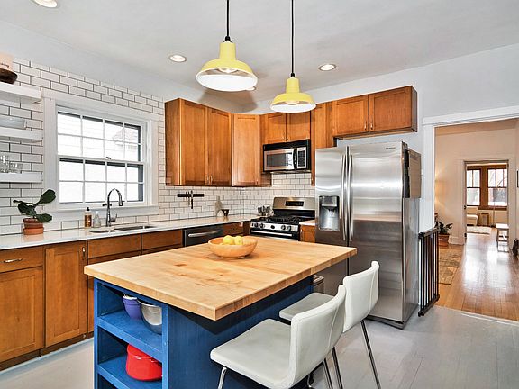 4th image of 1142 Wesley Ave
