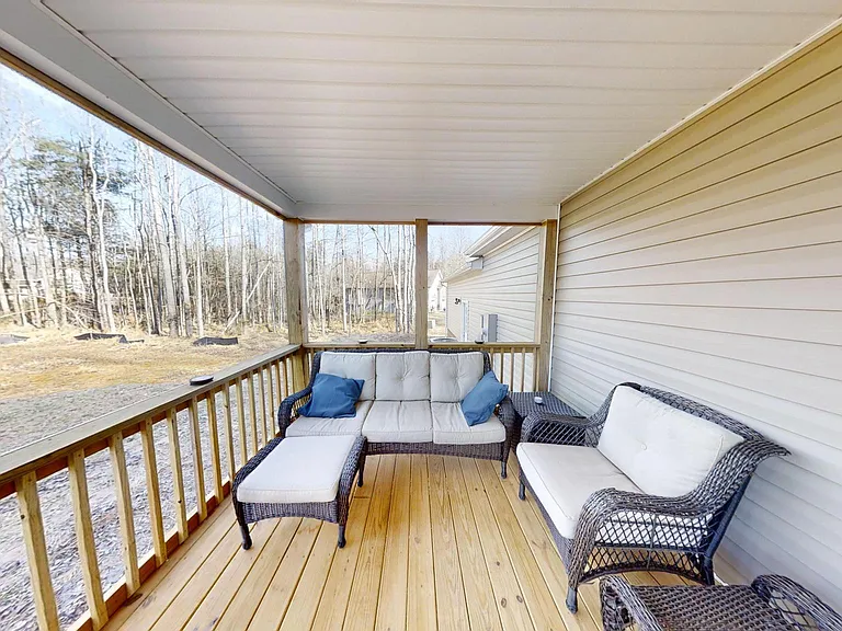 690 Hemlock Loop — Photo 2