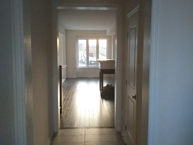 323 Raymond Rd E — Photo 6