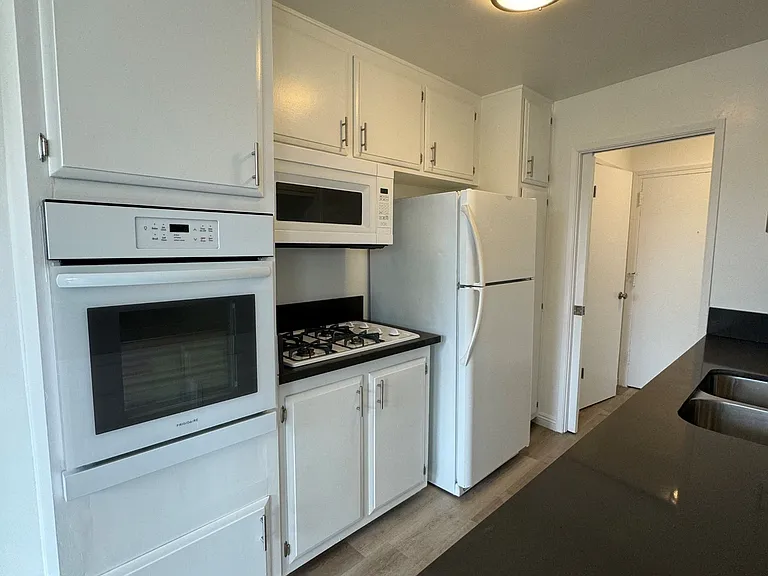 12221 San Vicente Blvd — Photo 29