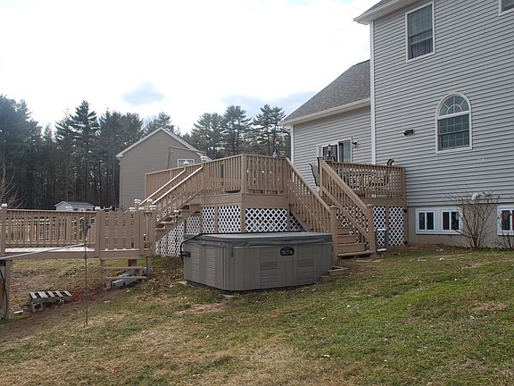 Deck w/ above ground pool