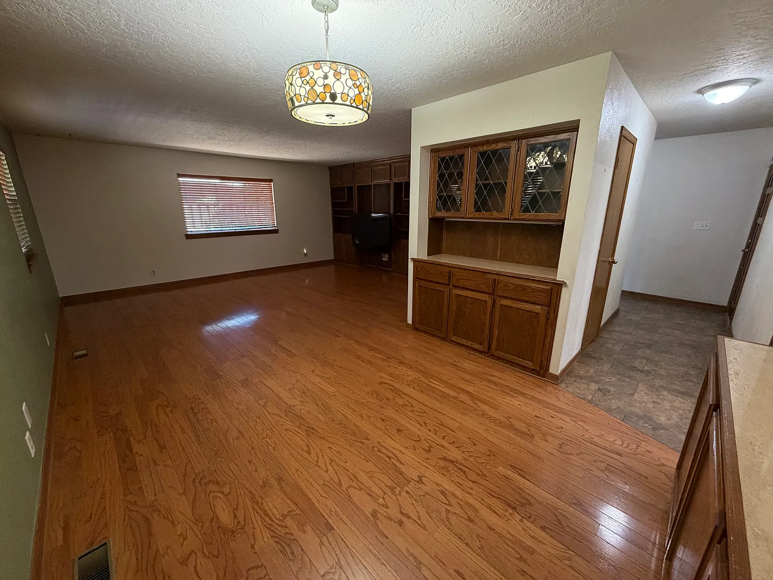4 bed, 2325 sqft, $1,995 — Photo 4