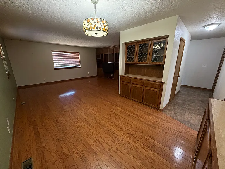 2517 Chateau Dr — Photo 4