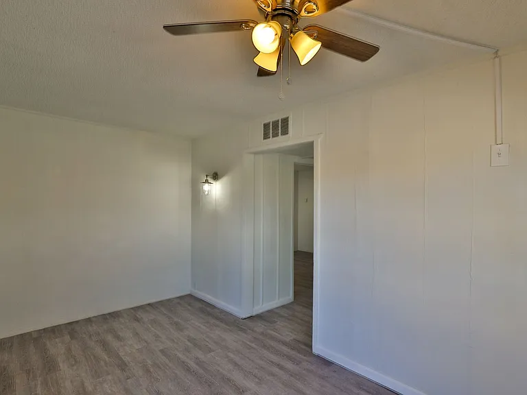 102 E Hatcher Rd — Photo 8