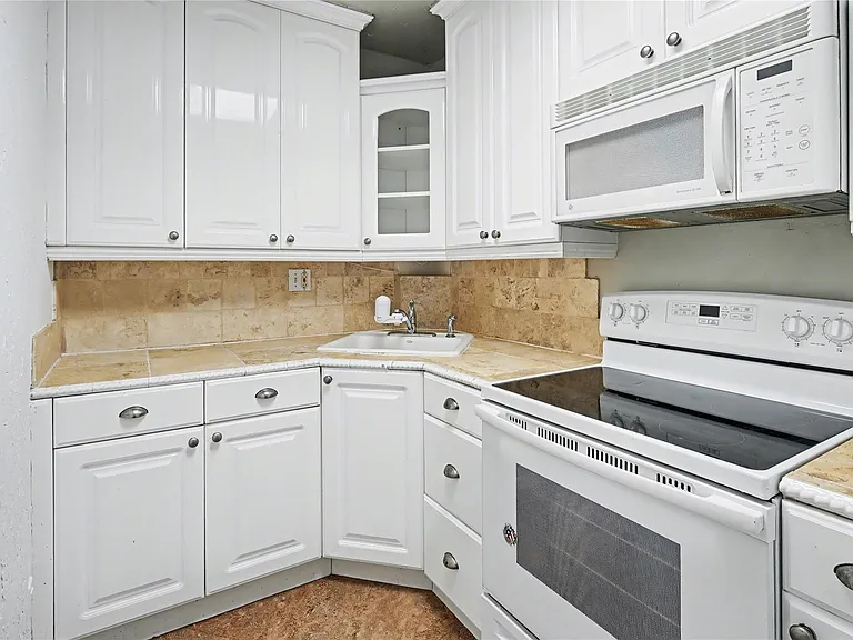 3000 Riomar St #406 — Photo 9