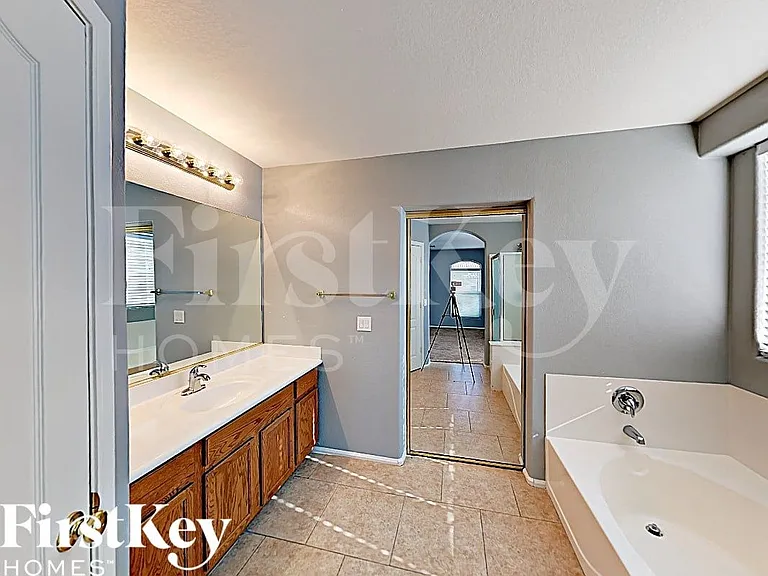 2430 W Via Dona Rd — Photo 9