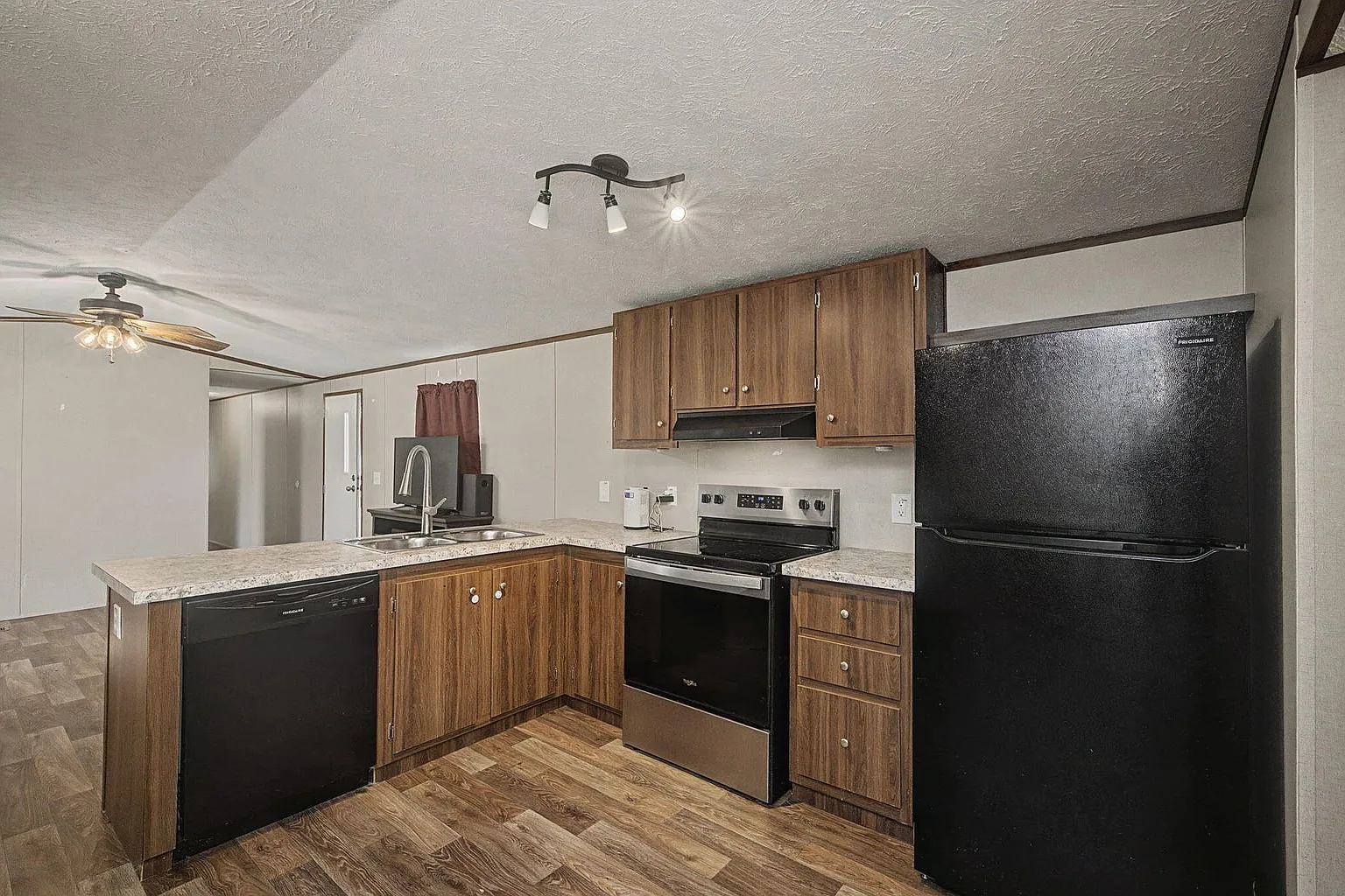 4 bed, $1,800 — Photo 3