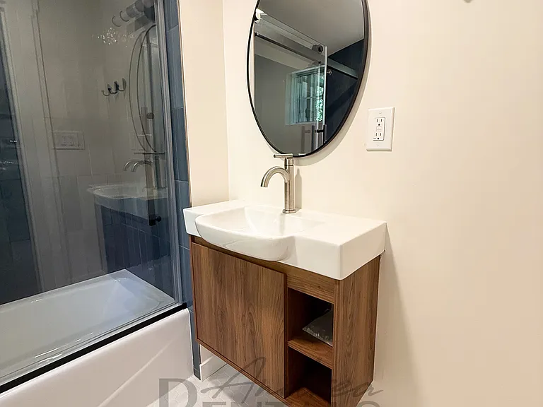 1329 Oxford St — Photo 19