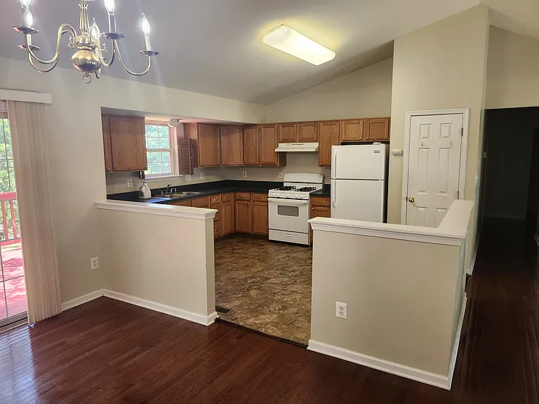 8 Pembroke Ln — Photo 9