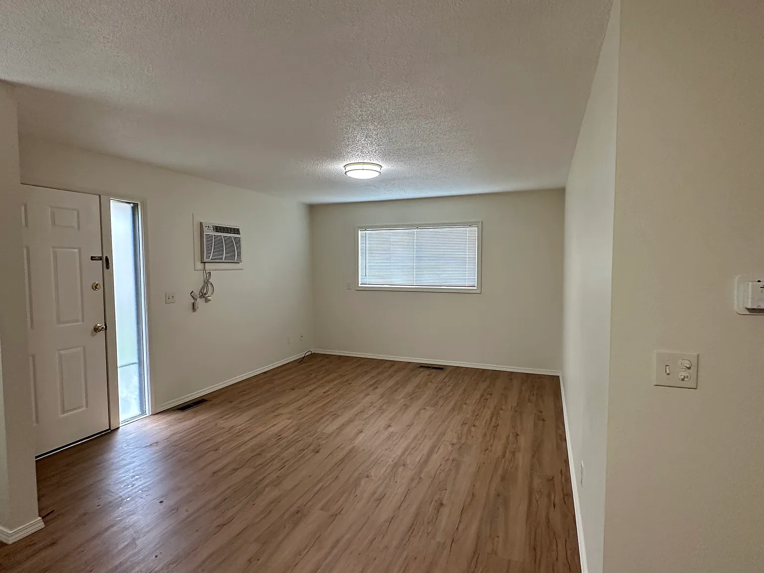 1 bed, 700 sqft, $1,050 — Photo 2