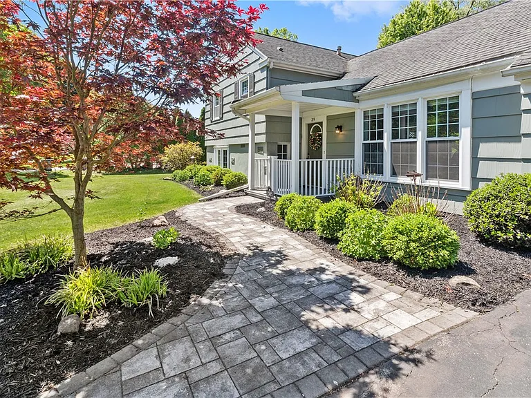 39 Little Brook Dr — Photo 2