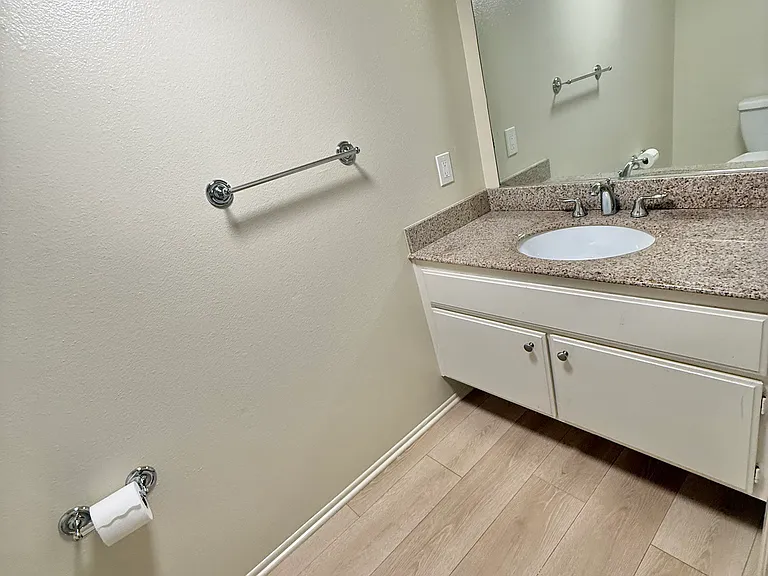 1360 Oxford Ave #5 — Photo 9