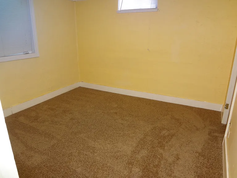 Garden Level 2 Bedroom Apartment right near D.U. — Photo 9