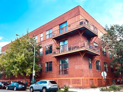 1061 W 16th St APT 205, Chicago, IL, 60608