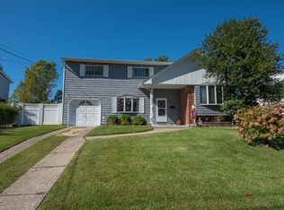 422 Spangle Dr, North Babylon, NY 11703