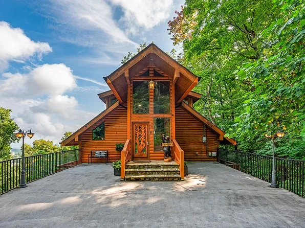 2208 Saint Moritz Ct, Gatlinburg, TN 37738