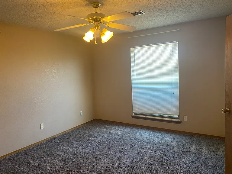 1109 Sterling Dr — Photo 5