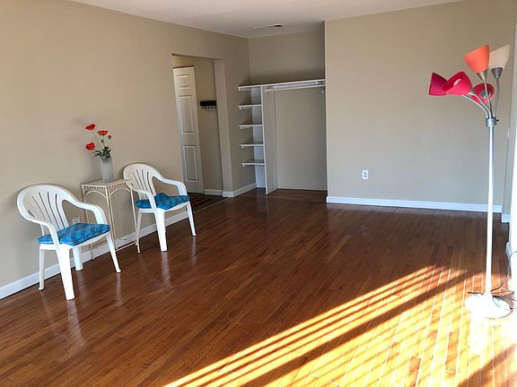 3rd image of 70 Shrewsbury Green Dr Unit H
