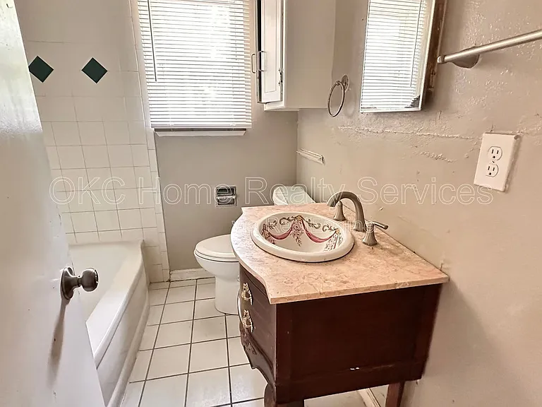 6808 NW 59th St — Photo 13